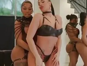 CHAKA COUCHE AVEC 2 FILLES CANON AYANT DES ANTENNES