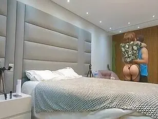 Una transexual brasileña cachonda es follada por una enorme polla desnuda.
