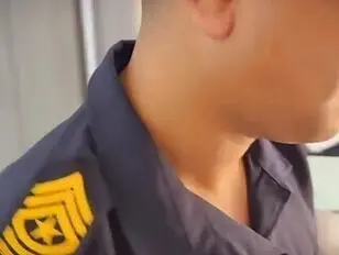 Sexy Polizistin fickt Femjungen