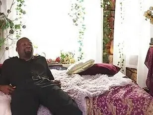Un homme noir sexy contrôle une blonde