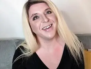 Sissy wordt geneukt door een fan