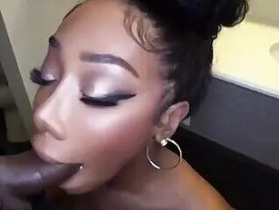 Grosse trans noire aux fesses rebondies adore les plaisirs érotiques douloureux par derrière