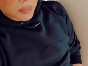 Una trans carina si fa la pipì addosso uwu