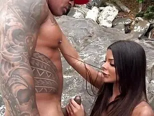 Un duo de sauveteurs trans se fait baiser par deux étalons. Babi Antonella
