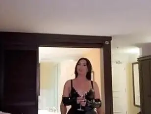 Mujer árabe transexual con grandes tetas recibe una polla