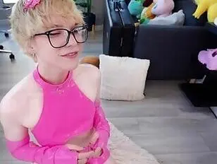 A gatinha bimboy da fraternidade,Hunnypaint,chupa um pau e é fodida.