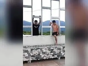 Два парня трахают сладкую молодую шлюху
