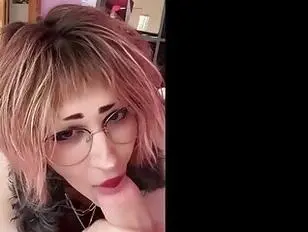 Garçon efféminé à lunettes chevauche une grosse bite