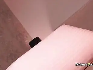Una transexual rubia se burla de su ano aceitado