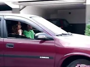 Angel Hadashian,een roodharige transvrouw,krijgt een flinke salami in haar kont.