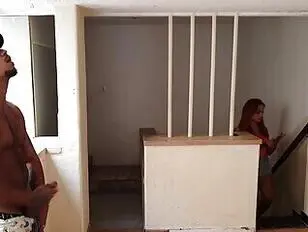 Atrapé a mi prima masturbándose y me pedí leche en el culo
