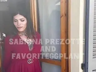 Sabrina se penche dans son jardin et avale une gorgée de sperme.