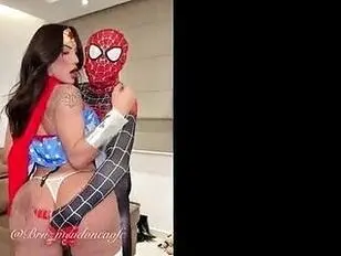 De rondborstige Wonder Woman heeft plezier met Spiderman.