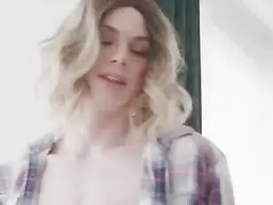 Un mignon garçon efféminé blond se fait baiser