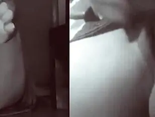 Son gros pénis explose alors qu'il se masturbe en regardant mes fesses et mes pieds
