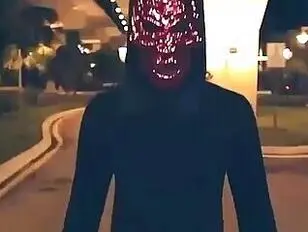 Un monstre à gros pénis baise une MILF à Halloween