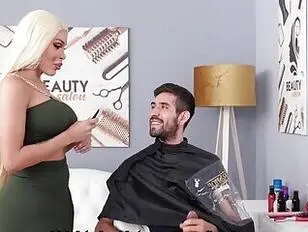 Un gallo maravilloso para la señora del salón de belleza.