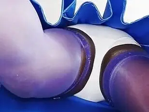 BlueGirl70 rivela sotto la gonna blu
