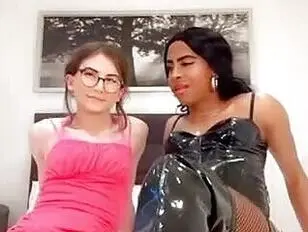 छोटी बच्ची टी.एस. टीन ने सेक्सी बीबीसी टी.एस. क्रिस रोज़ के साथ सेक्स किया