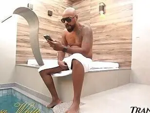 रायसा इसे गहराई तक ले जाती है