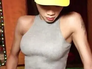 Nowicjuszka ladyboy próbuje surowego penisa