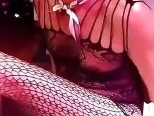 Transseksuelen neuken zichzelf,zuigen aan een grote dildo en roken.