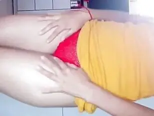 Universitaria con bikini rojo