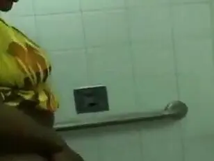 मैडिसन उसे शौचालय में झुका देती है
