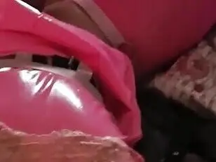 Julie transou com um vibrador grande.