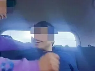 Un giovane effeminato fa un bel pompino all'uomo