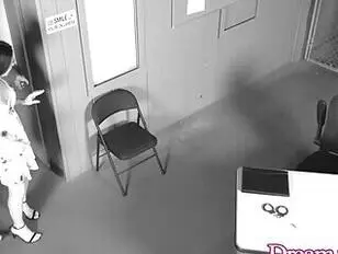 Voleuse à l'étalage interrogée par un homme sexy