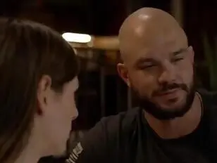 Namorada chateada precisa de atenção.