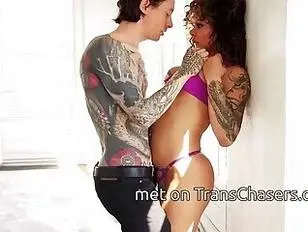 Superbe transgenre en pleine forme se fait prendre par son homme excité