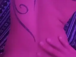 Ati folla públicamente con su vecino en el balcón.