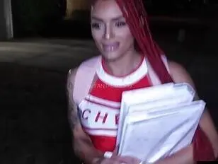Ebony cheerleader is dol op zijn pik.
