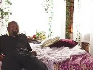 Blonde Meddle recibe una polla negra sin condón en sus bragas de guepardo.