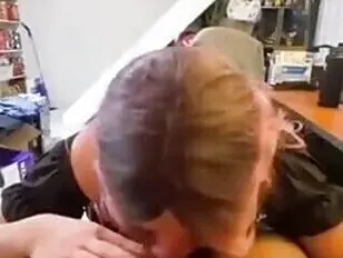 Eine mollige asiatische Ladyboy nimmt einen BBC und bringt ihn zum Orgasmus