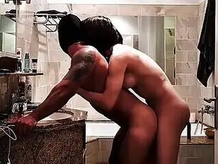 Chica trans atlética y sexy folla a su hombre por detrás