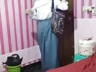 हिजाब पहनी हुई इंडोनेशियाई मुस्लिम महिला गुदा मैथुन के दौरान अपने छोटे से लिंग को ढक लेती है।