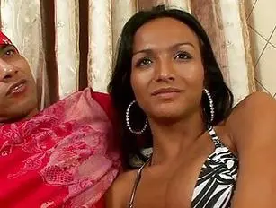 Doce travesti oferece sua bunda para ato de foda