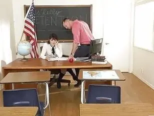 L'insegnante tettona Lena Moon succhia e fa sesso anale