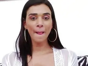 Travesti tatuada se masturbando com seu pau duro
