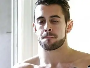 TS Natalie Mars bord de trou du cul serré pour une enculade intense