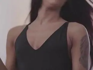 TS Khloe se divierte con la polla Stepbros