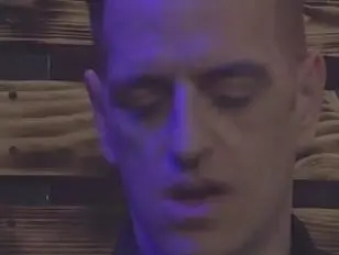 TS Chanel écarte les jambes et se fait sodomiser