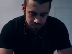 TS Lena genießt es, wenn sie Stepbros Schwanz lutscht