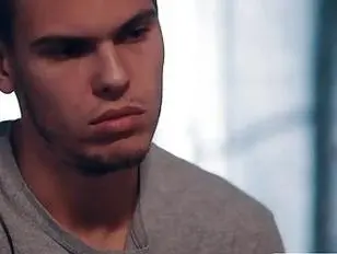 Stiefbroer troost zijn TS-stiefzus door te neuken