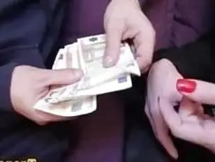 बड़ी लूट वाली ट्रैनी नकदी के लिए इसे नितंब में ले जाती है