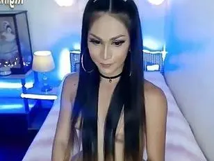 lächeln transgirl streichelt ihren schwanz