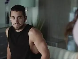 Voluptueuze TS geanaald door beste vriend van vriendje